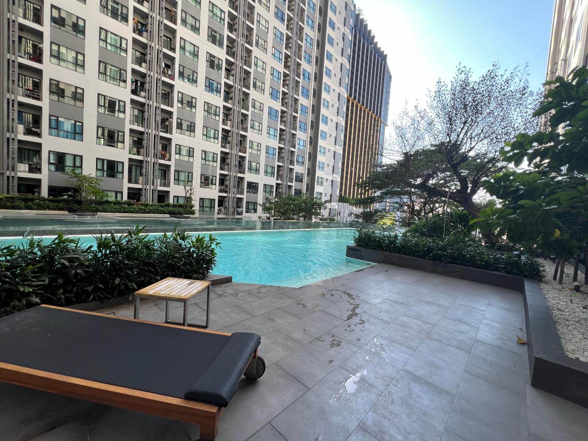 秘狗公寓 The Base Apartment *